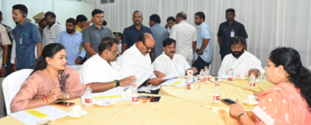 సహచర మంత్రులతో మంత్రి కింజరాపు అచ్చెన్నాయుడు సమీక్షా సమావేశం