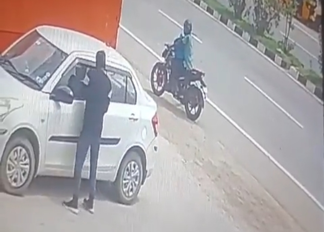 పార్కింగ్ చేసిన కారులో నుండి ఐదు లక్షలు కొట్టేసిన దొంగలు
