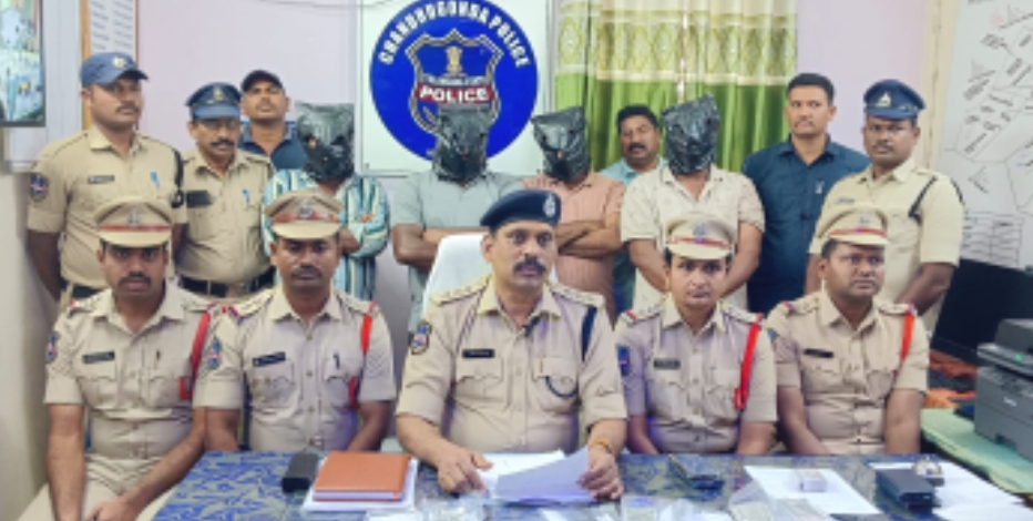 తాళాలు వేసి ఉన్న ఇండ్లలో దొంగతనాలకు పాల్పడుతున్న నలుగురు నిందితులను అరెస్టు చేసిన చండ్రుగొండ పోలీసులు