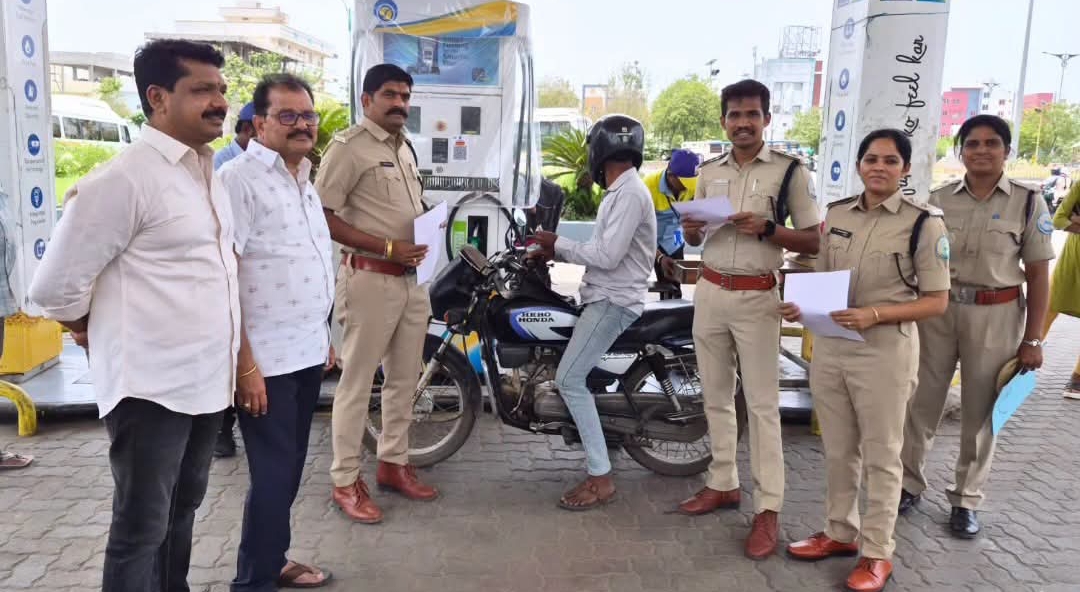 హెల్మెట్ లేకపోతే పెట్రోల్ లేదు... రాజన్న సిరిసిల్లలో నిబంధన అమలు...