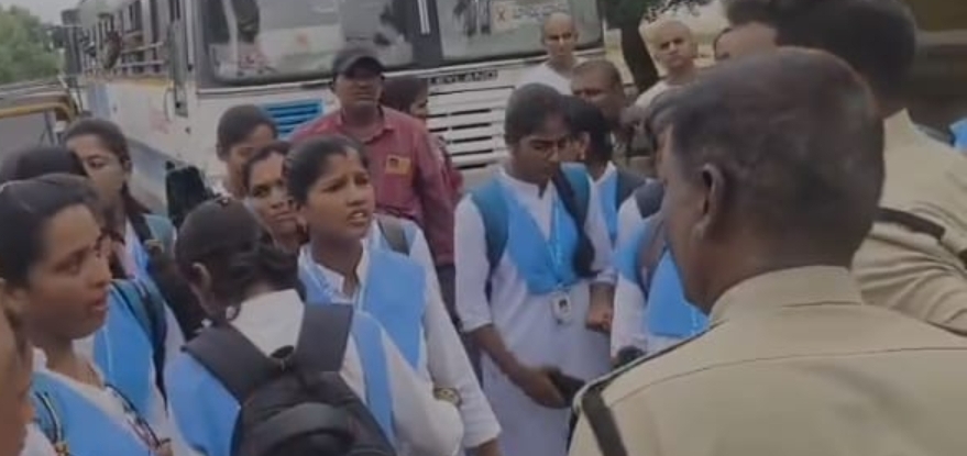 తమ కళాశాల ముందు బస్సులు ఆపండి..