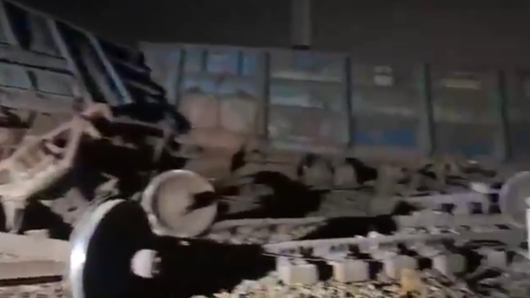 ఘోర రైలు ప్రమాదం.. పట్టాలు తప్పిన 12 బోగీలు