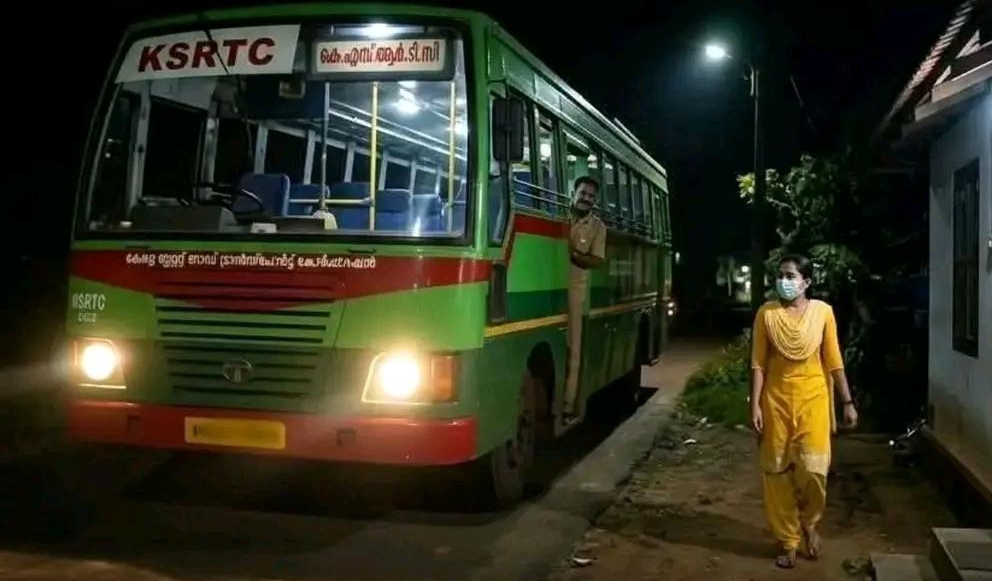 అర్ధరాత్రి ఒంటరి యువతికి రక్షణగా నిలిచిన ఆర్టీసీ బస్సు...
