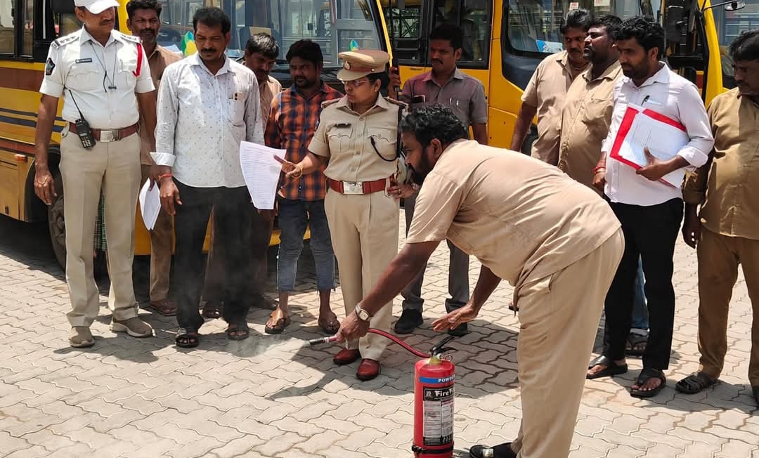 విద్యార్థుల భద్రతే ప్రథమ ప్రాధాన్యం : ట్రాఫిక్ డీసీపీ షరీనా బేగం