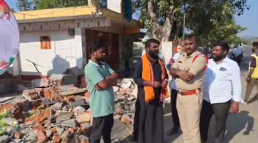 రాజన్న సిరిసిల్ల : హనుమాన్ ఆలయాన్ని ఢీకొట్టిన బోర్వెల్ వాహనం