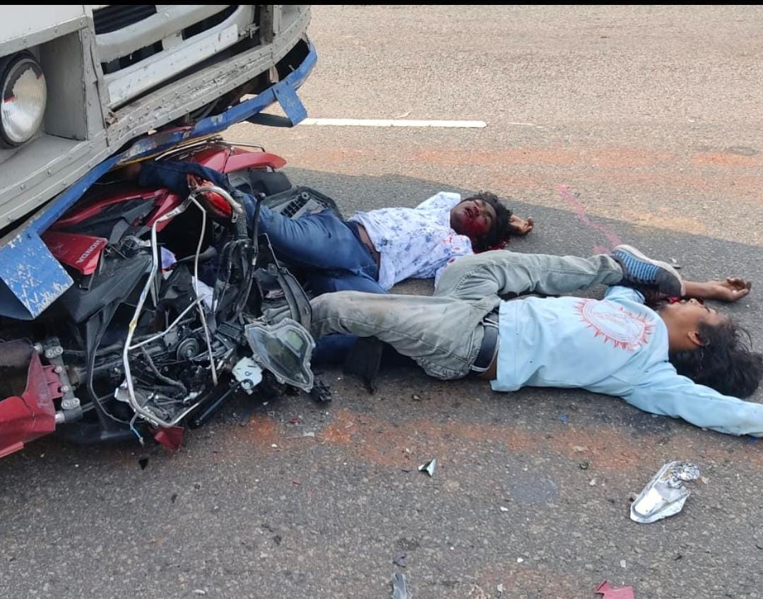 బైక్ ను ఢీ కొట్టిన లారీ ఇద్దరు  యువకులు మృతి