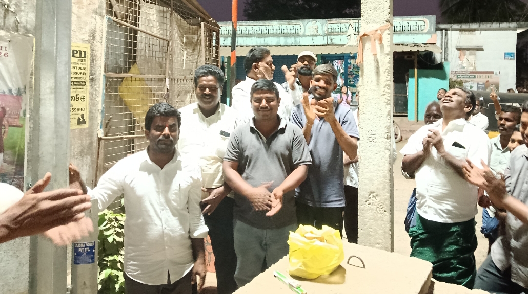 హైమాస్టర్ లైటింగ్ ప్రారంభించిన గ్రామ సర్పంచ్ బాదావత్ రాంబాబు 