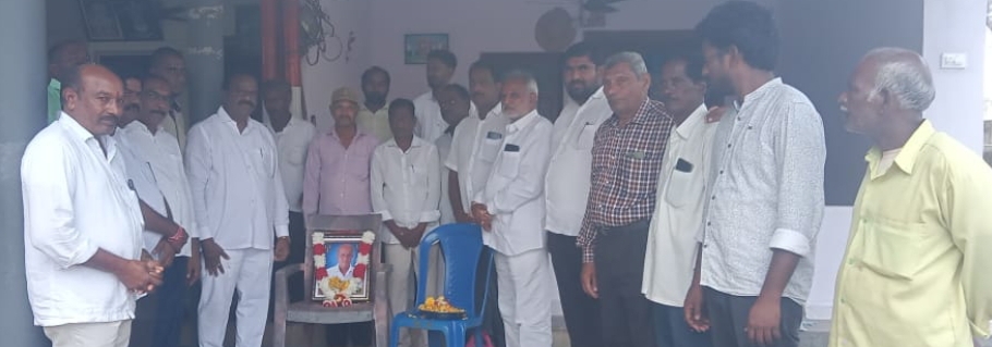 గుండెపోటుతో మరణించిన రోకటి సురేష్ కుటుంబాన్ని పరామర్శించిన తెలంగాణ రాష్ట్ర మున్నూరు కాపు సంఘం రాష్ట్ర అధ్యక్షుడు కొండా దేవయ్య పటేల్