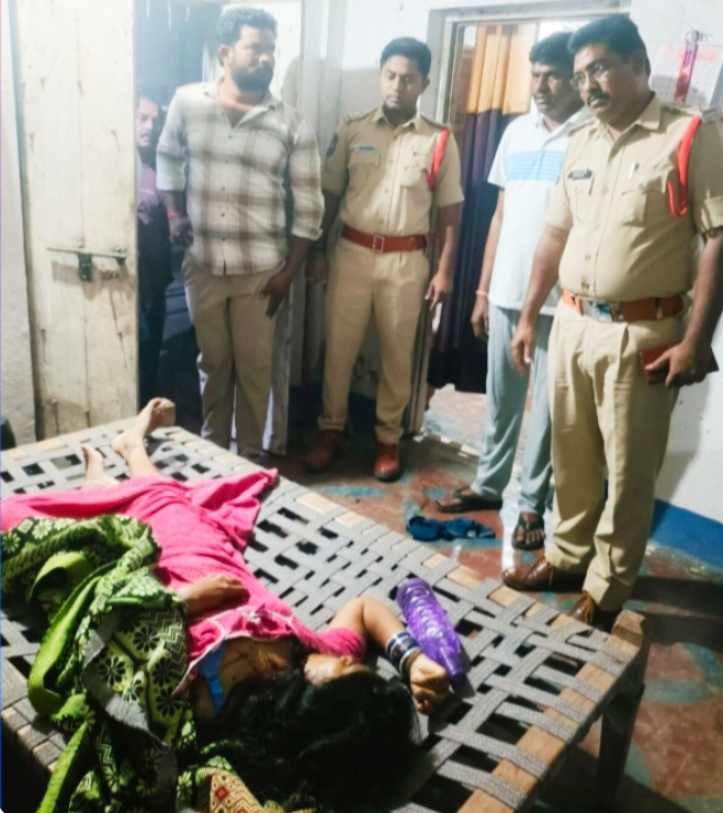 అనుమానంతో భార్యను గొడ్డలితో నరికి చంపిన భర్త
