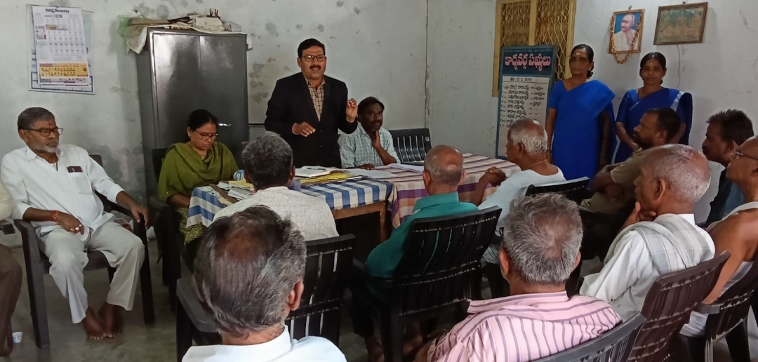 "కార్మికులు ఆరోగ్య పరిరక్షణకు ప్రాధాన్యత ఇవ్వాలి" : సైకాలజిస్ట్ కె. పున్నం చందర్