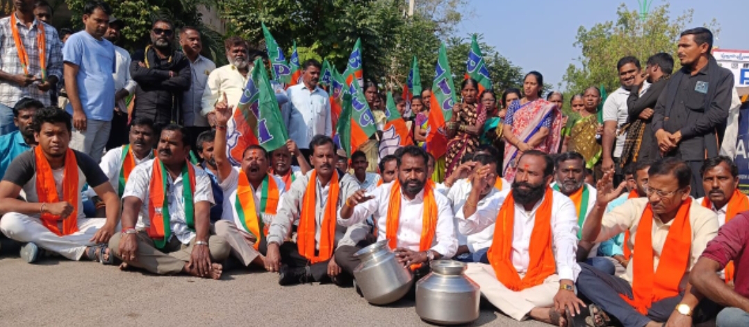 సిరిసిల్ల : మున్సిపల్ భగీరథ త్రాగునీటి సరఫరా నిలిచిపోవడాన్ని నిరసిస్తూ ధర్నా