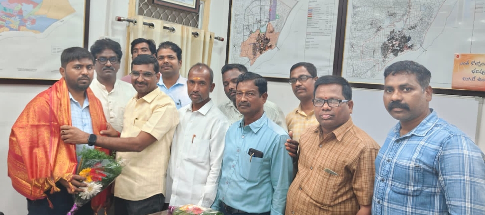 నూతన మున్సిపల్ కమిషనర్ ని సత్కరించిన మానవ హక్కుల సంఘం మరియు యాంటీ కరెప్షన్ జిల్లా ఛైర్మెన్ గజ్జె శివరాం