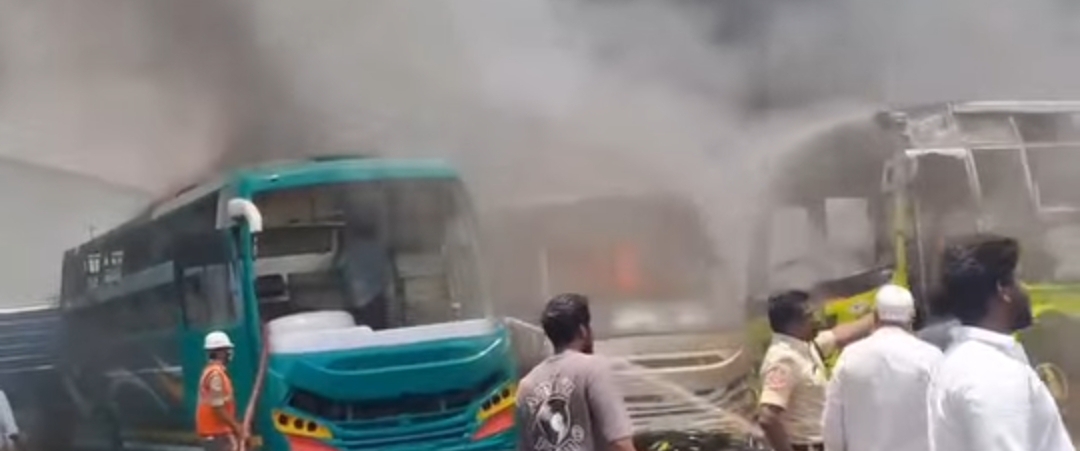 విజయవాడ ఆటోనగర్&zwnj;లో భారీ అగ్ని ప్రమాదం... 7 బస్సులు దగ్ధం