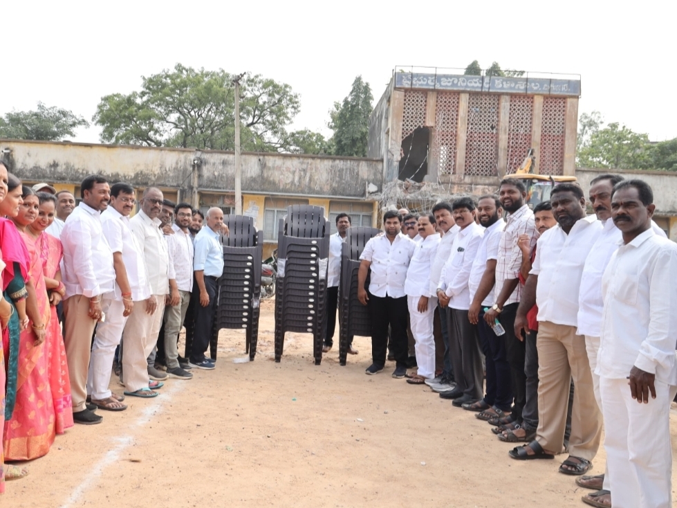 ప్రభుత్వ జూనియర్&zwnj; కళాశాలకు కుర్చీలు అందజేసిన కబీర్