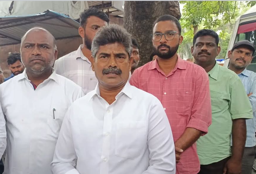 వంశీ ఆత్మహత్య ఘటన బాధాకరం : బీఆర్&zwnj;ఎస్ జిల్లా అధ్యక్షుడు తోట ఆగయ్య
