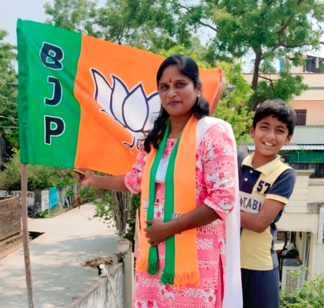 బిజెపి జెండాను ఆవిష్కరించిన బిజెపి పార్టీ నాయకురాలు సముద్రాల గాయత్రి