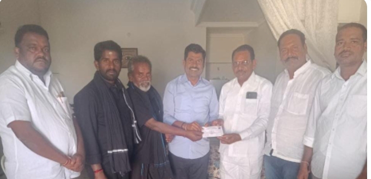 అయ్యప్ప సన్నిధానం నిర్మాణం కోసం లక్ష రూపాయలను విరాళంగా అందజేసిన మాజీ ఎమ్మెల్యే అంజయ్య యాదవ్