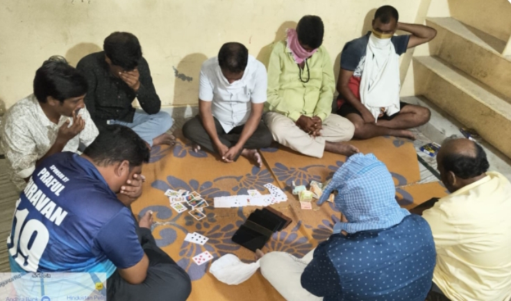 స్థానిక పోలీస్ స్టేషన్ కూతవేటు దూరంలో ఉండగా టాస్క్ ఫోర్స్ పోలీసులు వచ్చి పేకాటరాయులపై మెరుపు దాడులు