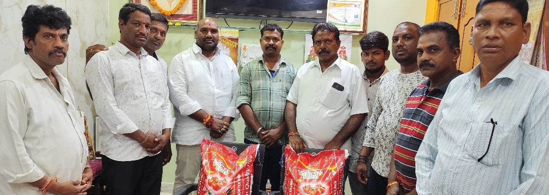 విగ్రహ ప్రతిష్టాపన మహోత్సవానికి 50 కిలోల బియ్యం అందజేసిన మాజీ కౌన్సిలర్ కల్లూరి రాజు