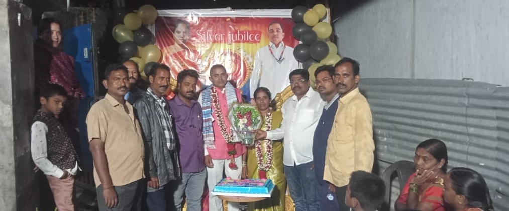 టీజేఎంయు జిల్లా ఆర్గనైజింగ్ సెక్రెటరీ కొప్పుల రమేష్ దంపతులకు పెళ్లిరోజు శుభాకాంక్షలు తెలియజేసిన జిల్లా అధ్యక్షుడు కురుమేల్ల శంకర్