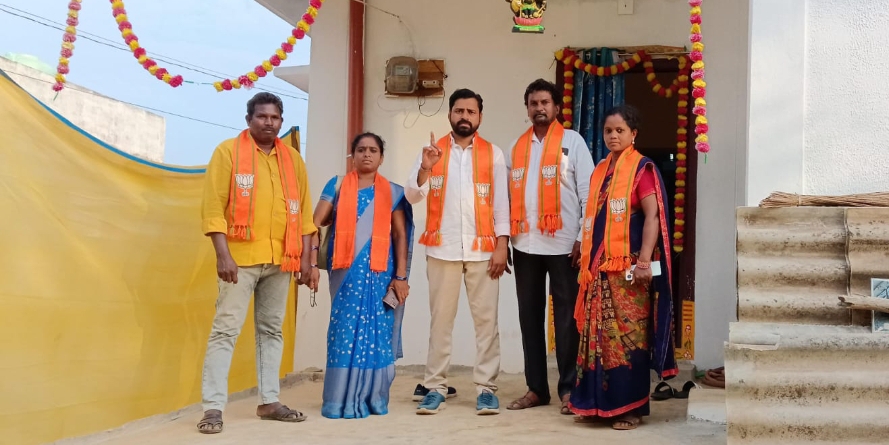 ఇందిరమ్మ ఇళ్ళను పరిశీలించిన బిజెపి నియోజకవర్గ నాయకులు తంబళ్ల రవి 