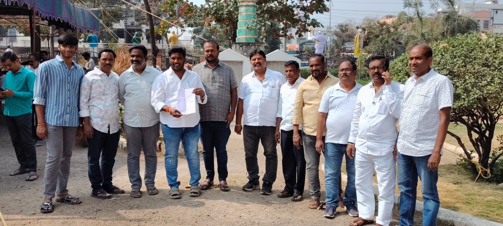 కాంగ్రెస్ పార్టీ ఎనిమిదవ వార్డ్ కౌన్సిలర్ గా నామినేషన్ దాఖలు వేసిన సీనియర్ నాయకులు గంప ప్రసాద్