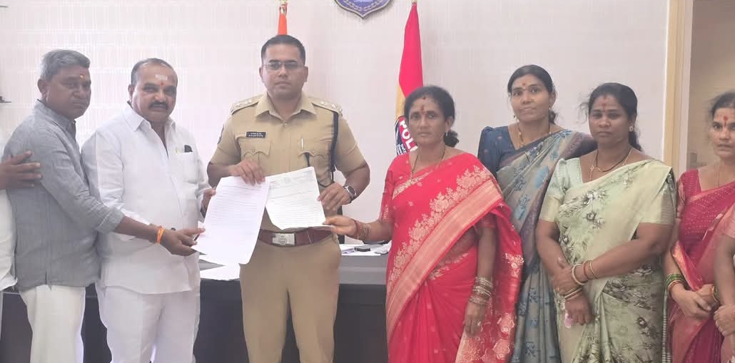 సోషల్ మీడియాలో పరువు నష్టం : జిందం కళ చక్రపాణి, జిందం చక్రపాణి ఎస్పీకి ఫిర్యాదు