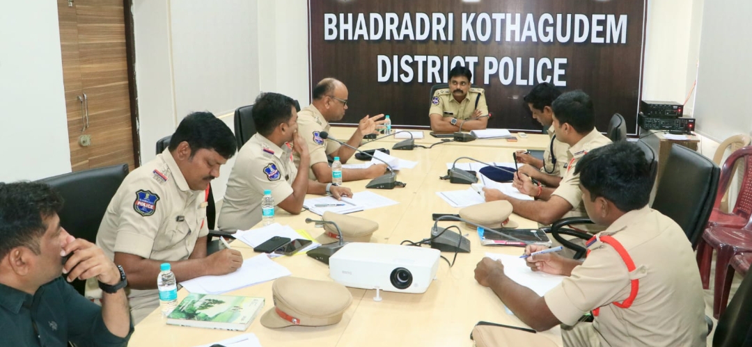 రాబోయే గోదావరి పుష్కరాల నేపథ్యంలో పోలీస్ అధికారులతో జిల్లా ఎస్పీ రోహిత్ రాజు సమీక్ష