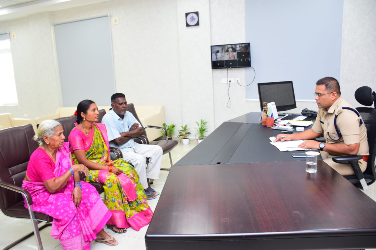 గ్రీవెన్స్ డే కార్యక్రమంలో 36 ఫిర్యాదులు స్వీకరణ : జిల్లా ఎస్పీ మహేష్ బి.గితే