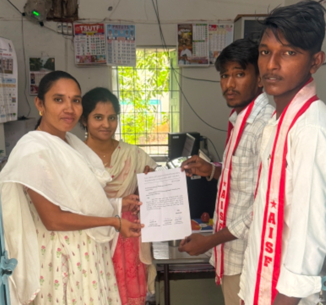 Daily Bharat ప్రభుత్వ విద్యా సంస్థల్లో చదువుతున్న విద్యార్థులకు యూనిఫామ్స్ అందజేయాలి