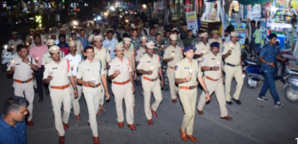పోలీస్ అమరవీరుల త్యాగాలను స్మరిస్తూ జిల్లా కేంద్రంలో క్రొవ్వొత్తుల ర్యాలీ
