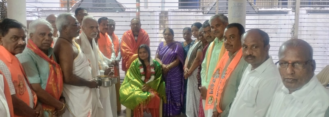 14వ వార్డ్ కౌన్సిలర్ ను సన్మానించిన ప్రసన్నాంజనేయ స్వామి దేవాలయ హనుమాన్ సత్ సంఘ భక్తులు 