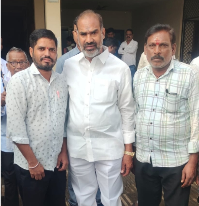 ప్రభుత్వ విప్ ని కలిసిన మోతె రాజిరెడ్డి