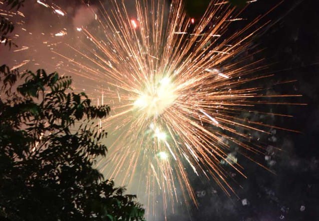 ఘనంగా దీపావళి సంబరాలు.. తపస్సుల శబ్దంతో రంగులమ్మ  తపస్సుల శబ్దంతో రంగులమైనా ఆకాశం