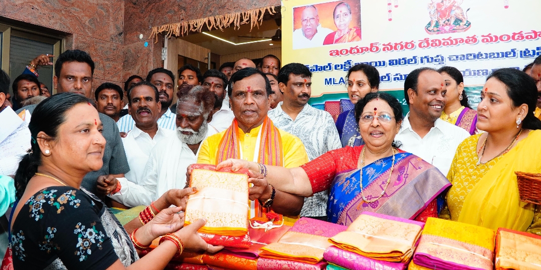 దేవిమాత మండపాలలో ప్రతిష్టింపచేసే దుర్గాదేవి అమ్మవారికి పట్టుచీరాలు పంపిణీ చేసిన అర్బన్ ఎమ్మెల్యే