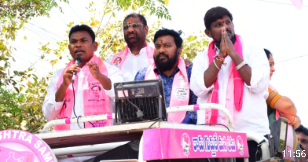 ఎంపీ వద్దిరాజు ప్రభుత్వ మాజీ విప్ రేగా, మునిసిపల్ మాజీ ఛైర్ పర్సన్ సీతామహాలక్ష్మీలతో కలిసి కొత్తగూడెంలో ప్రచారం