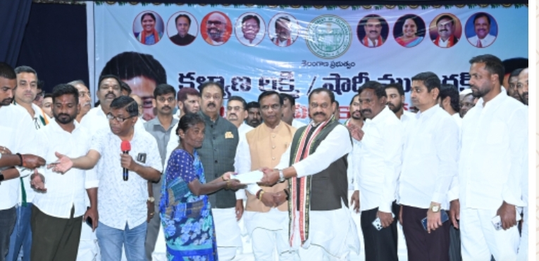 కళ్యాణ లక్ష్మీ, షాది ముభారక్ చెక్కుల పంపిణీ కార్యక్రమంలో టీపీసీసీ అధ్యక్షులు మహేష్ కుమార్ గౌడ్ ప్రభుత్వ సలహాదారులు షబ్బీర్ అలీ