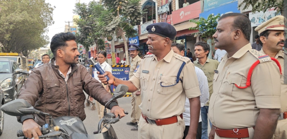 సిరిసిల్ల పట్టణ పరిధిలోని మున్సిపల్ కార్యాలయం వద్ద నిర్వహించిన డ్రంక్ డ్రైవ్ తనిఖీల్లో పాల్గొన్న సిరిసిల్ల డిఎస్పీ నాగేంద్రచారి