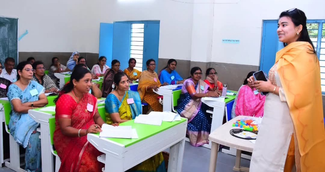 సిరిసిల్ల : పిల్లలకు సులభంగా అర్థమయ్యేలా భాష బోధించాలి... కలెక్టర్ గరిమ అగ్రవాల్