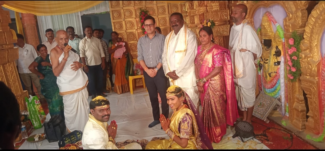 నూతన దంపతులను ఆశీర్వదించిన ఖమ్మం జిల్లా ఎస్పీ సునీల్ దత్, ఏసిపి వెంకన్న బాబు