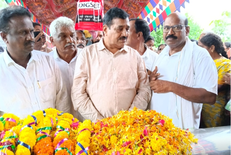 చింతపూడి యుగంధర్ పార్దివదేహానికి నివాళులర్పించిన రాష్ట్ర కాంగ్రెస్ నాయకులు ఎడవల్లి కృష్ణ
