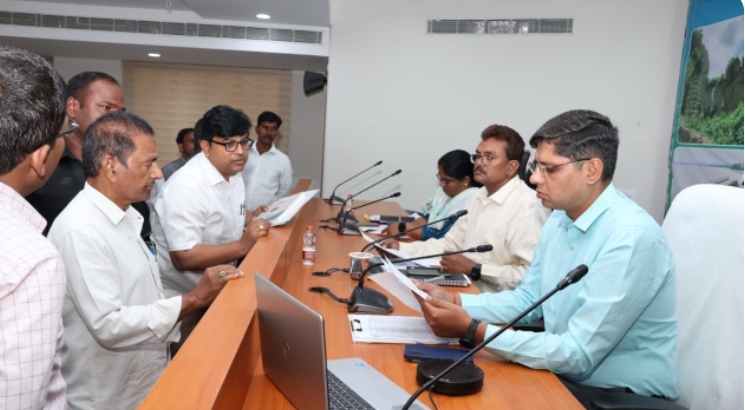 ప్రజావాణి కి 83 దరఖాస్తులు... జిల్లా పాలనాధికారి ఆశిష్ సాంగ్వాన్ 