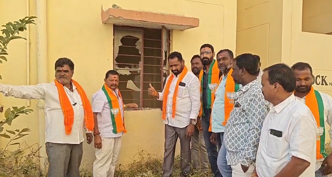 సిరిసిల్ల శాంతినగర్ డబుల్ బెడ్రూమ్ ఇళ్ల దుస్థితిపై బీజేపీ తీవ్ర ఆందోళన