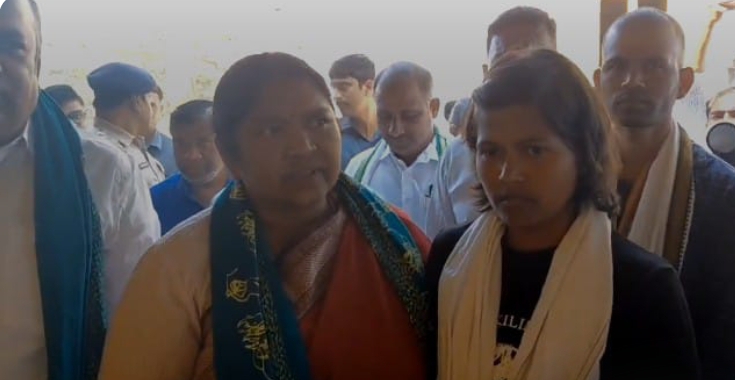 ఎవరెస్ట్ అధిరోహకులు మాలవత్ పూర్ణ ను పరామర్శించిన మంత్రి సీతక్క