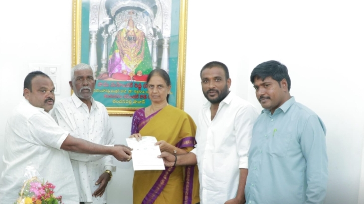 సీఎంఆర్ఎఫ్ చెక్కులు అందజేసిన ఎమ్మెల్యే సబితా ఇంద్రారెడ్డి