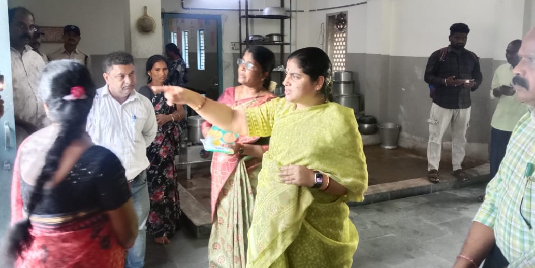 ఖానాపూర్ కేజీబీవీను ఆకస్మిక తనిఖీ చేసిన జిల్లా కలెక్టర్ డాక్టర్ సత్య శారద 