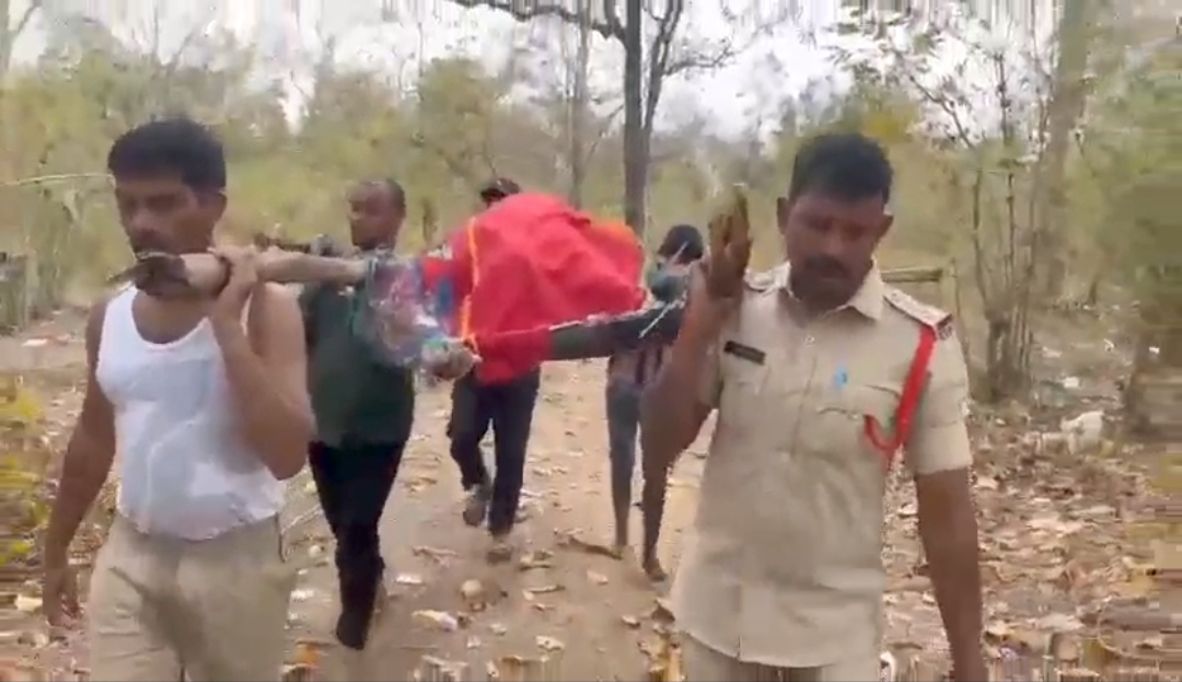 సాహసోపేతంగా జంపన్న వాగులోకి దిగి మృతదేహాన్ని వెలికి తీసిన ములుగు జిల్లా పోలీస్