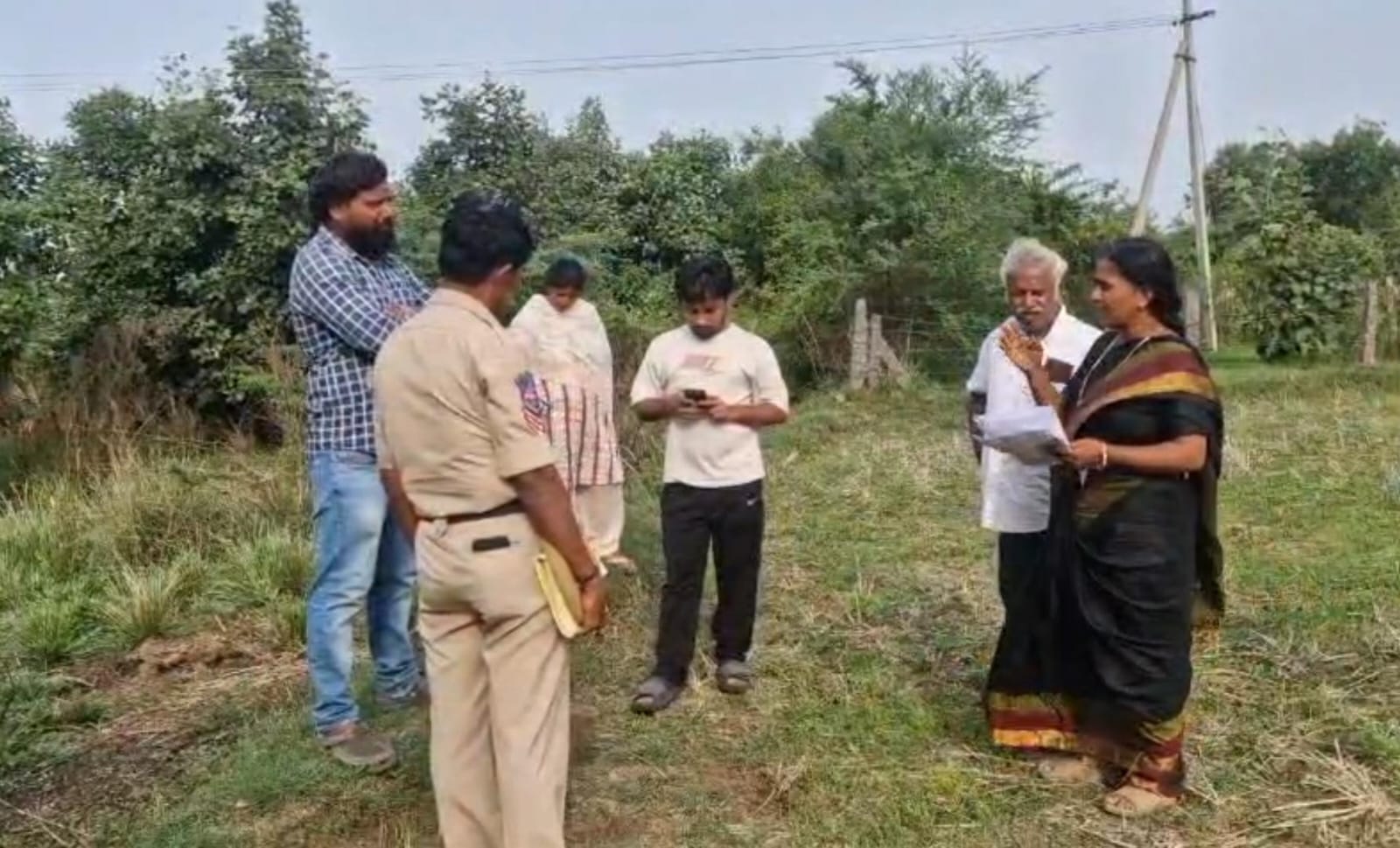 రీ-సర్వేను అడ్డుకుని, కులం పేరుతో దూషణలు... మరిపెడ బంగ్లాలో భూ యజమానుల బాగోతం!