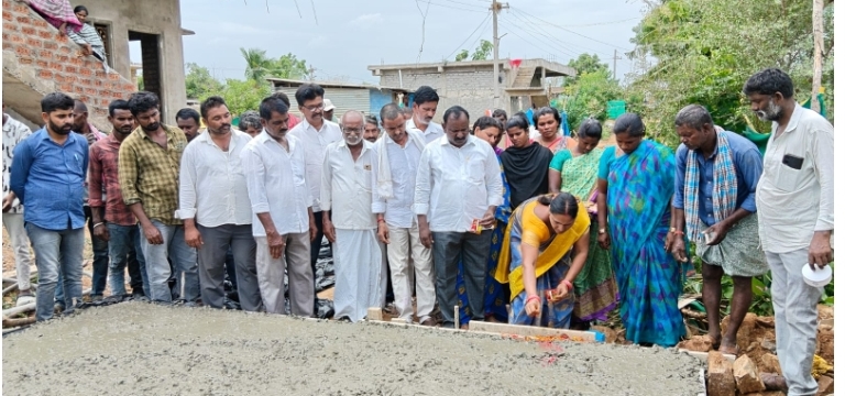 ఎల్లన్నగర్ గ్రామంలో 20 ఏళ్ల నిరీక్షణకు తెర... రూ.15 లక్షలతో సీసీ రోడ్డు నిర్మాణం