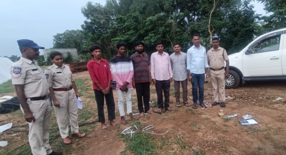 జూలూరుపాడు పోలీసుల వాహన తనిఖీలలో ముగ్గురు వ్యక్తుల వద్ద డ్రై గంజాయి స్వాధీనం